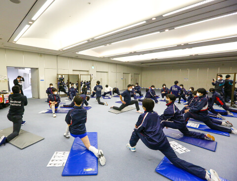 朝の8時半頃に開場します。準備が終わり次第、ウォーミングアップと試合を開始します。